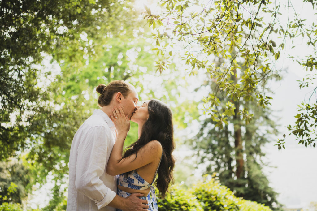 couple kissing