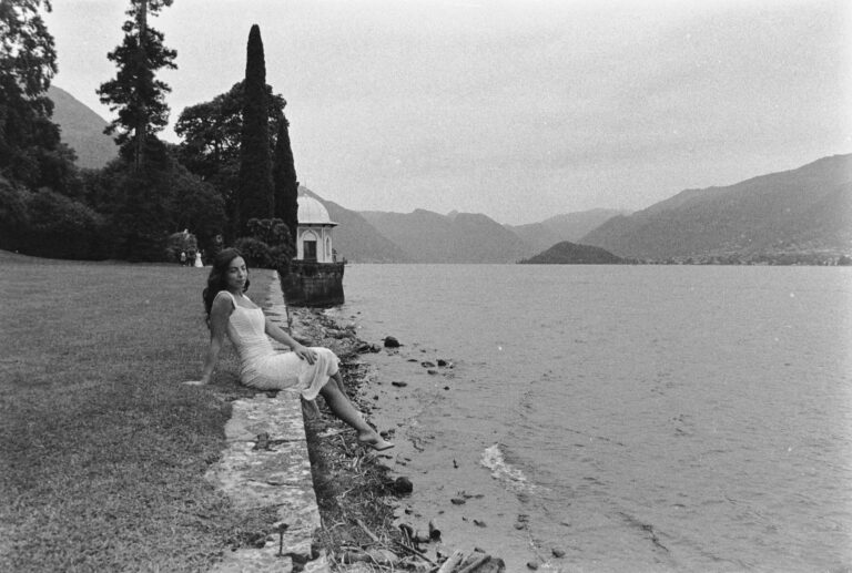 woman in Villa Melzi in Bellagio photographer by Film